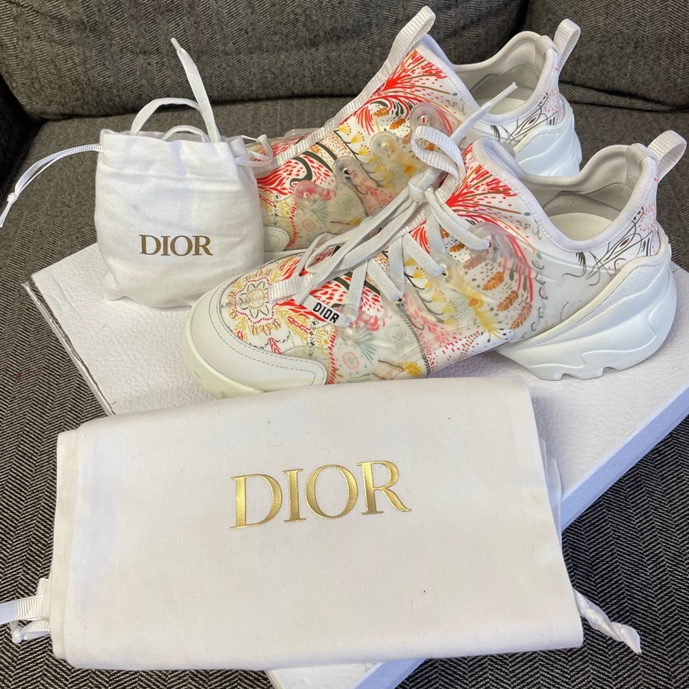 Women’s s Dior Sneakers! Comes with Dust Bag!